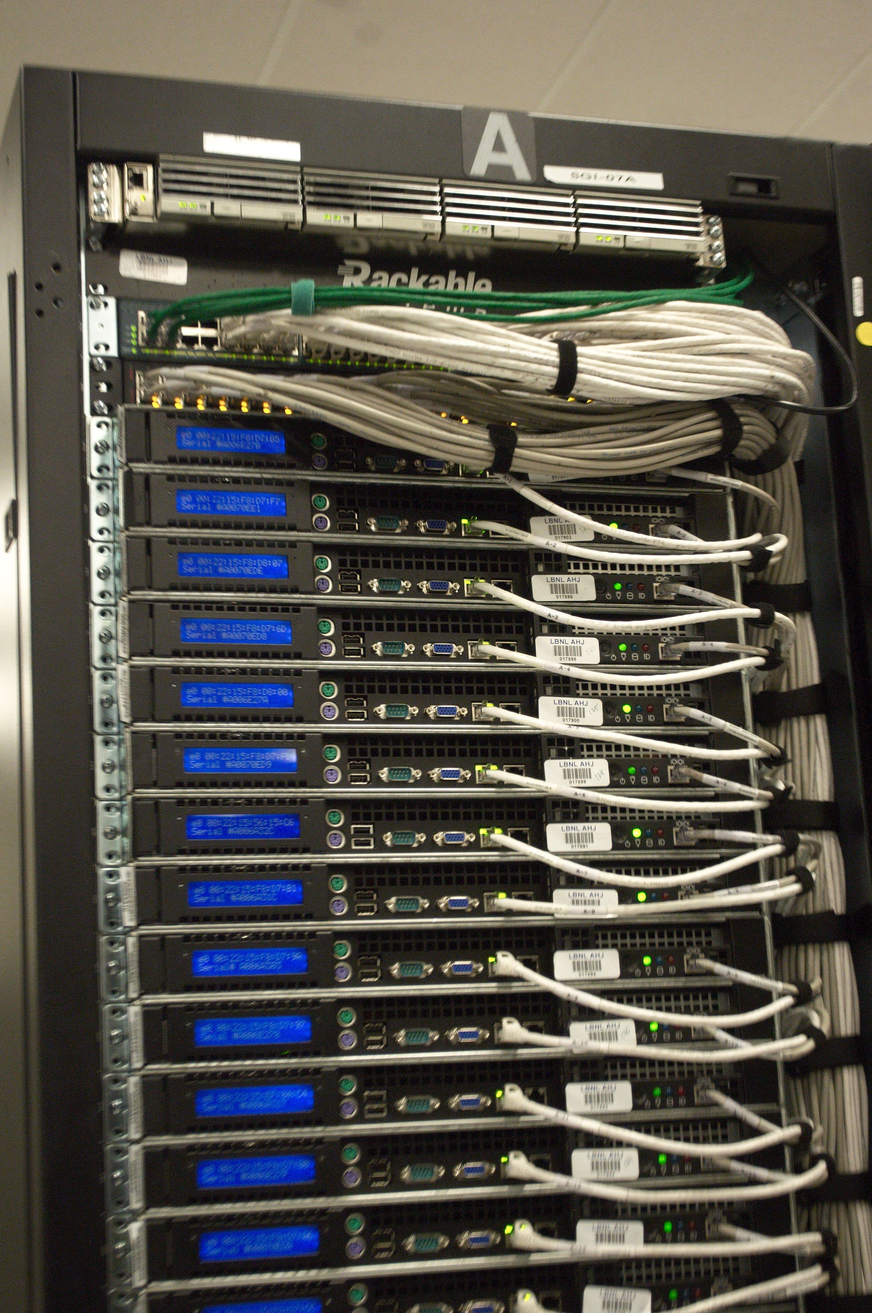 Infrastruktura VPS z serwerami rack, siecią i warstwami wirtualizacji