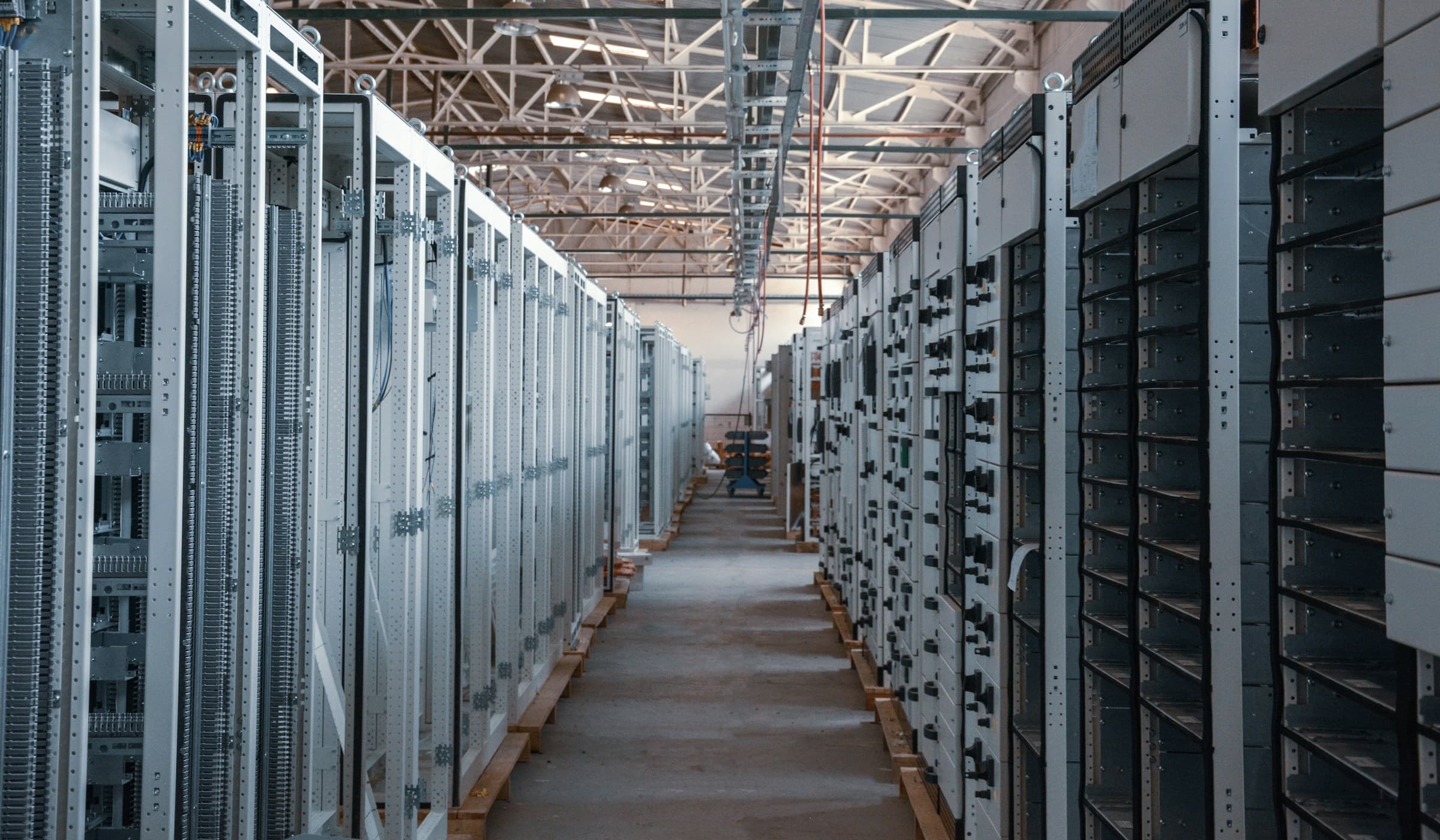 Nowoczesne data center FlexCloud z rzędami szaf rack i infrastrukturą sieciową