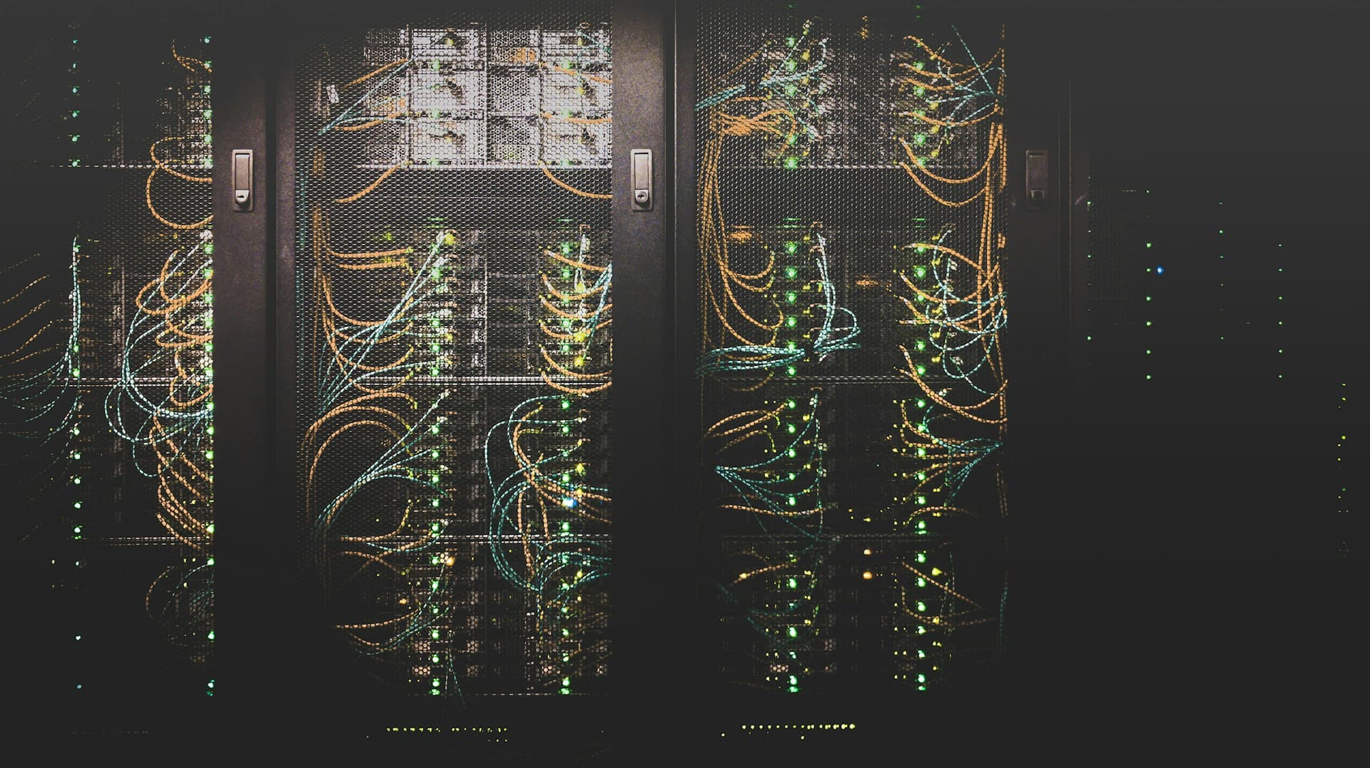 Data center FlexCloud z szafami rack i infrastrukturą sieciową